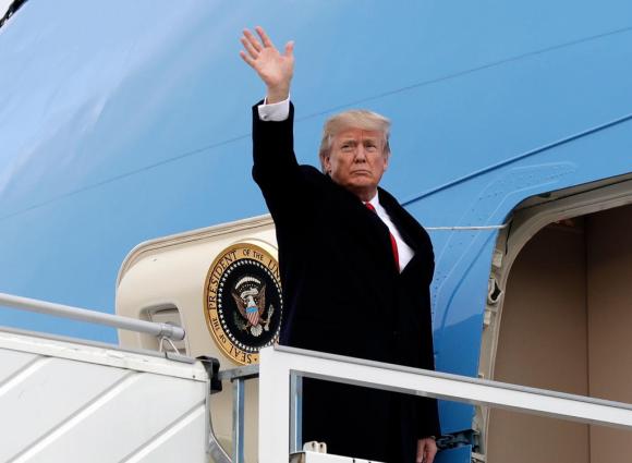 Trump sale a bordo dell Air force one