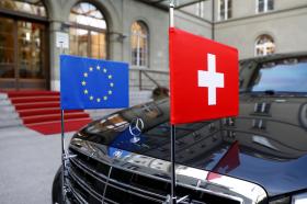 Una limousine nera con le bandiere svizzera ed europea davanti all entrata del Dipartimento federale degli affari esteri.