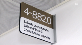 Un cartello indica una sala di consultazione in un corridoio dell ospedale universitario di Ginevra.