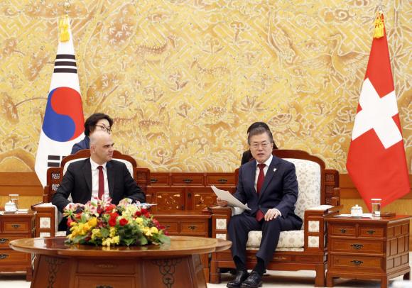 Il presidente della Confederazione ha incontrato a Seul il suo omologo coreano. Domani sarà all apertura delle Oliimpiadi