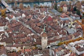 Vista panoramica sul centro storico di Aarau, ai bordi del fiume Aare.