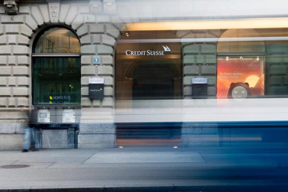 La scia di un tram davanti a una sede di Credit Suisse.