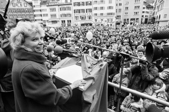 Christiane Brunner parla a una folla di gente a Zurigo