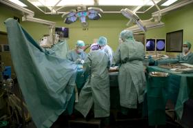 medici in camice in una sala operatoria