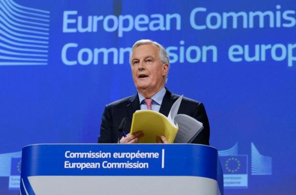 Michel Barnier sul pulpito della Commissione europea con un fascicolo in manp