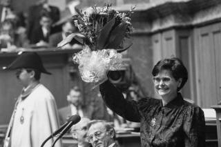 Ruth Dreifuss alza un mazzo di fiori in parlamento