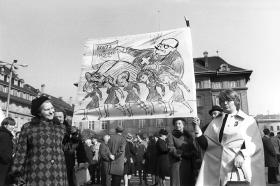 due donne tengono un cartellone che denuncia la disparità di diritti tra uomini e donne