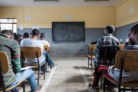 studenti seduti in una classe di una scuola in etiopia