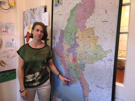 Agnès Christeler davanti a una grande mappa del Sud-Est asiatico.