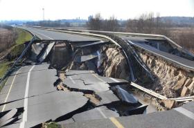 Un autostrada distrutta da eventi naturali