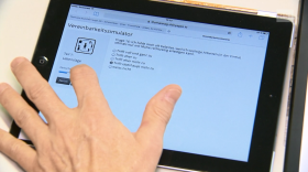 Immagine di un iPad con, sullo schermo, un applicazione che pone domande a un utente