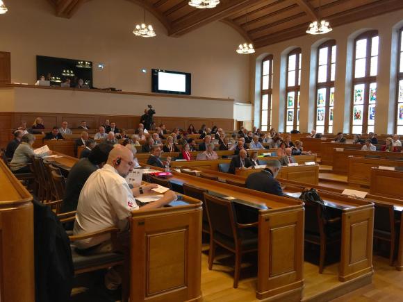 i membri del Consiglio degli svizzeri all estero seduti nei banchi del parlamento bernese.