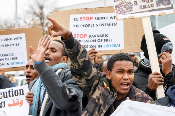 Gli eritrei residenti in Svizzera protestano di fronte alla sede dell ONU a Ginevra.