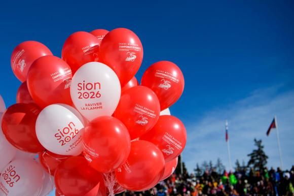 palloncini rossi e bianchi con la scritta sion 2026