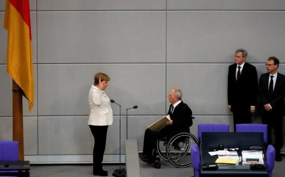 Nella foto il momento del giuramento di Angela Merkel che per la quarta volta guida la cancelleria tedesca