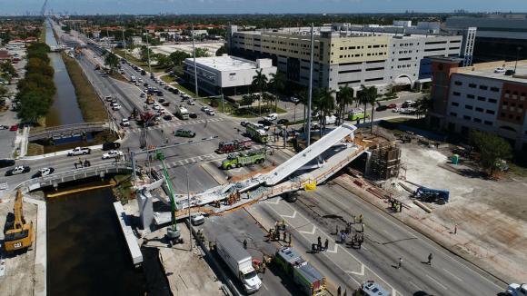 Crolla ponte in costruzione a Miami