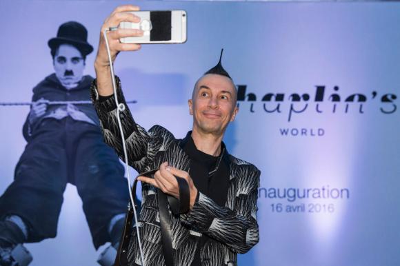 Brachetti posa per un selfie davanti all effigie di Charlot e alla scritta Chaplin s world