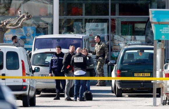 Dopo aver ucciso tre persone e ferito altre due, il terrorista è stato ucciso dalle forze dell ordine