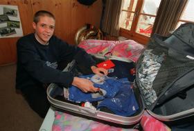 Tom Lüthi mentre ripone i vestiti in una valigia.