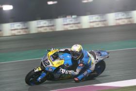 Tom Lüthi in sella alla motocicletta sulla pista in Qatar.
