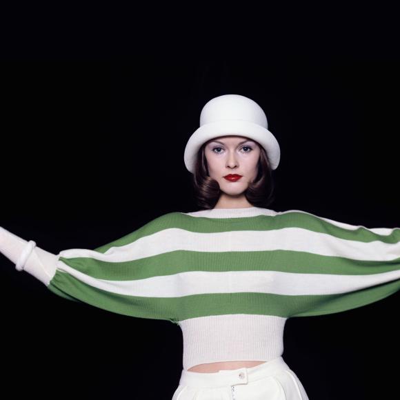 donna con una maglia a strisce bianche e verdi e un cappello bianco