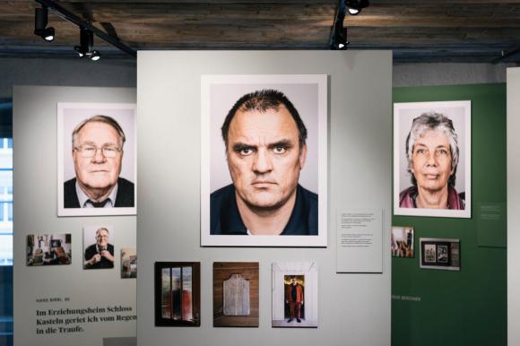 ritratti di vittime di collocamenti forzati esposti in una mostra
