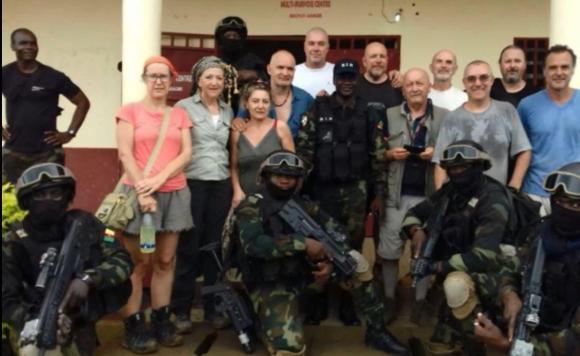 Foto gruppo turisti soldati camerunensi