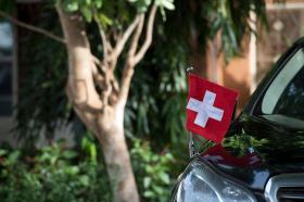 Auto con bandiera svizzera