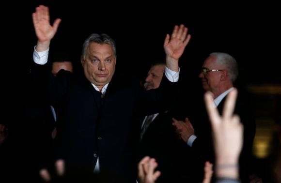 Orban, mani alzate dopo la vittoria.