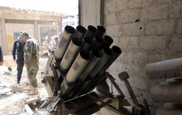 Soldati siriani controllano le armi a Zamalka, città recentemente riconquistata da Damasco