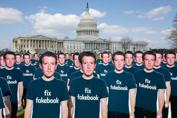 Davanti al Campidoglio a Washington centinaia di cartoni a forma di Marc Zuckerberg