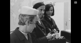Primo piano di tre hostess ritratte durante un briefing