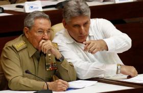 Raul Castro (a sinistra) e il suo probabile successore Miguel Diaz-Canel