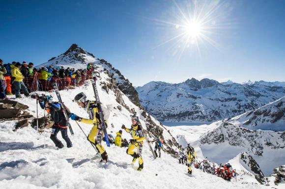 sciatori escursionisti salgono su una montagna innevata durante la patrouille des glaciers