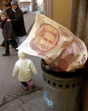 Grosso facsimile di una banconota da 1000 lire accartocciato in un cestino; bambino che cammina oltre.
