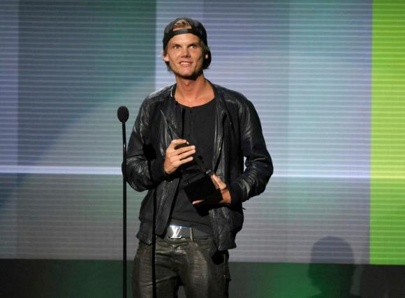Il musicista Avicii nel 2013 mentre ritira un premio a Los Angeles