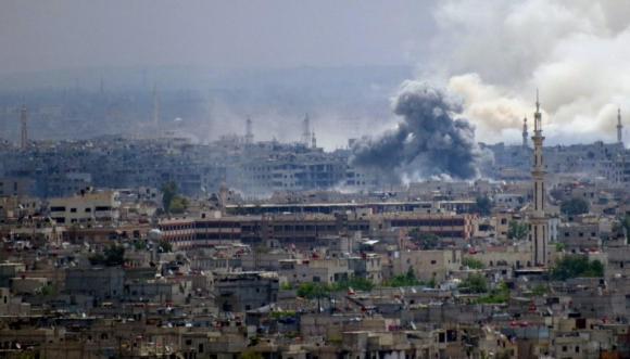 Il sobborgo di Hajar al-Aswad, a sud di Damasco, sotto attacco aereo.