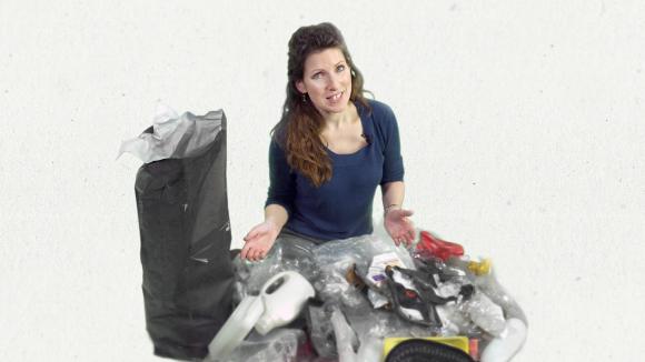 Swissinfo journalist Susan Misicka with a pile of rubbish she collected