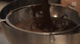 Getto di cioccolato liquido si riversa in una scodella