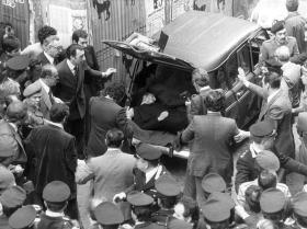 La Reanult rossa in cui è stato rinvenuto il cadavere del presidente della DC Aldo Moro il 9 maggio 1978