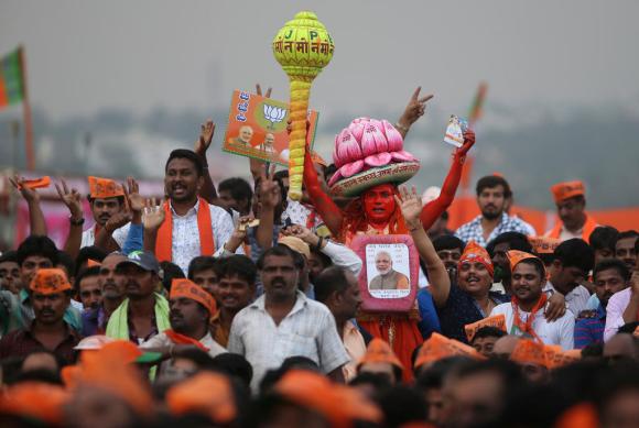 Manifestanti con dei berretti arancioni in India