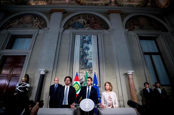Luigi Di Maio, affiancato dai suoi compagni di partito Giulia Grillo e Danilo Toninelli al palazzo del Quirinale