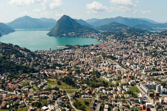 Una veduta dall alto della città di Lugano