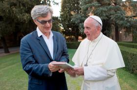 Il Papa porge un libro a Wenders