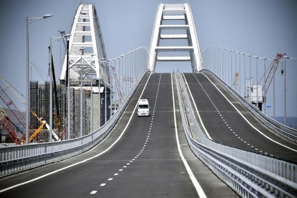 Il nuovo ponte percorso dal camion guidato dal presidente russo Putin