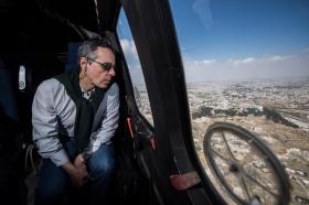 Ignazio Cassis guarda dal finestrino di un elicottero che srovola la giordania