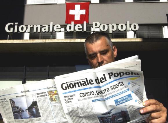 Un lettore del Giornale del Popolo davanti alla sede del giornale a Lugano