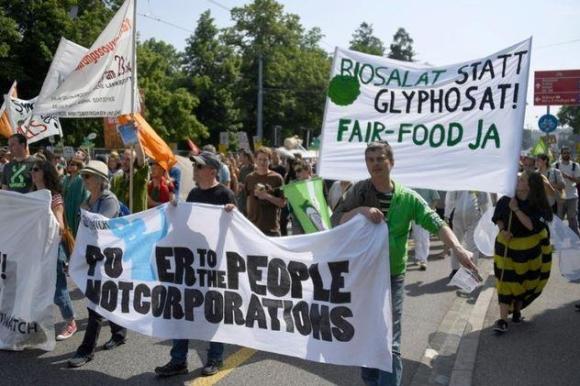 Manifestanti a Basilea per un agricoltura più ecologica e sociale