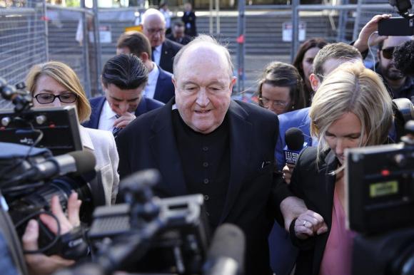 L arcivescovo Philip Wilson mentre lascia il tribunale di Newcastle