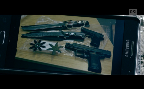Due pugnali, una pistola e altre armi mostrate sullo schermo di un telefonino